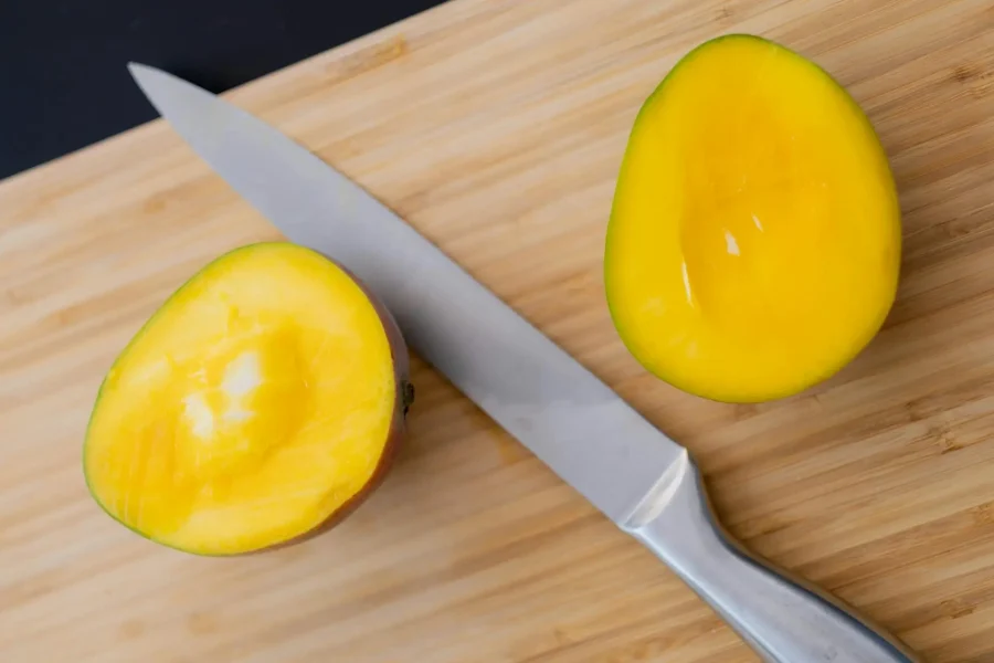 Jak obrać i pokroić mango? Dwa proste sposoby
